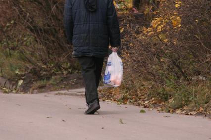 Санкт-Петербург. Российский математик, доказавший гипотезу  Пуанкаре Григорий Перельман во время прогулки.