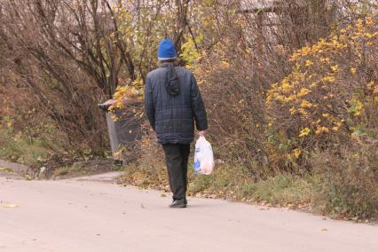 Санкт-Петербург. Российский математик, доказавший гипотезу  Пуанкаре Григорий Перельман во время прогулки.