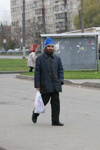 Санкт-Петербург. Российский математик, доказавший гипотезу  Пуанкаре Григорий Перельман во время прогулки.