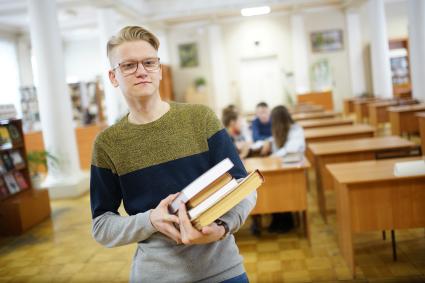 Екатеринбург. Уральский Федеральный университет (УрФУ). Студенты в библиотеке