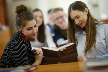 Екатеринбург. Уральский Федеральный университет (УрФУ). Студенты в библиотеке