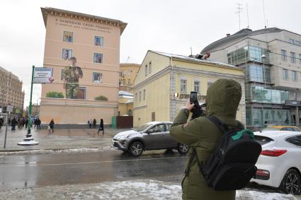 Москва.  Граффити на стене дома к дню Защитника Отечества по улице Зацепский Вал.