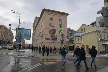 Москва.  Граффити на стене дома к дню Защитника Отечества по улице Зацепский Вал.