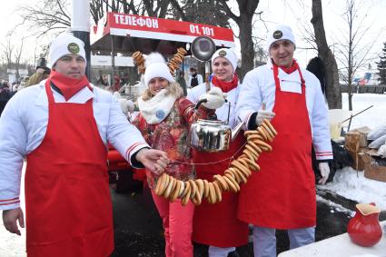 Москва.   Участники `Кулинарного поединка МЧС`, проведенного в рамках флешмоба `Растопим лед вместе!`