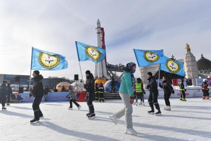 Москва.  Участники  флешмоба пожарных и спасателей МЧС России `Растопим лед вместе!` на катке `Ракета` на ВДНХ.