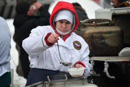 Москва. Повар во время проведения `Кулинарного поединка МЧС`  в рамках флешмоба `Растопим лед вместе!`.