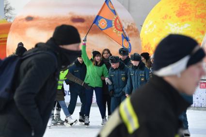 Москва.  Участники  флешмоба пожарных и спасателей МЧС России `Растопим лед вместе!` на катке `Ракета` на ВДНХ.