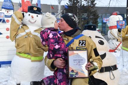 Москва.  Участник  флешмоба пожарных и спасателей МЧС России `Растопим лед вместе!` на ВДНХ.