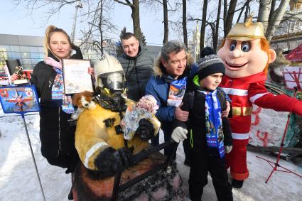 Москва. Начальник Главного управления МЧС России по  г. Москве Илья Денисов  ( в центре) во время флешмоба пожарных и спасателей `Растопим лед вместе!` на ВДНХ.