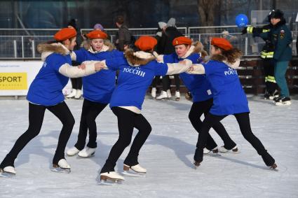 Москва.  На ВДНХ состоялся флешмоб пожарных и спасателей МЧС России `Растопим лед вместе!`.