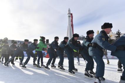 Москва.  Участники  флешмоба пожарных и спасателей МЧС России `Растопим лед вместе!` на катке `Ракета` на ВДНХ.