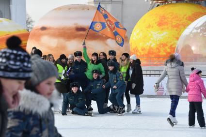 Москва.  Участники  флешмоба пожарных и спасателей МЧС России `Растопим лед вместе!` на катке `Ракета` на ВДНХ.