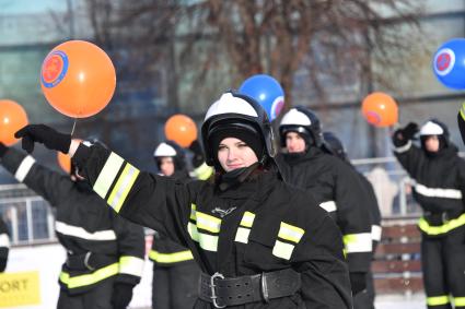 Москва.  На ВДНХ состоялся флешмоб пожарных и спасателей МЧС России `Растопим лед вместе!`.