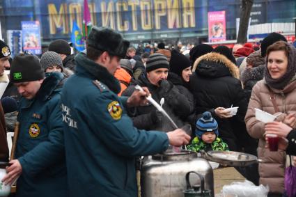 Москва. Посетители во время проведения `Кулинарного поединка МЧС`  в рамках флешмоба `Растопим лед вместе!`.