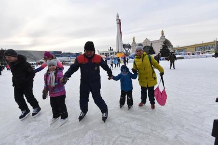 Москва.  Посетители на катке `Ракета`на ВДНХ.