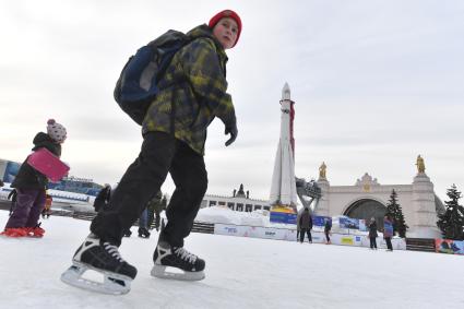 Москва.  Посетители на катке `Ракета`на ВДНХ.