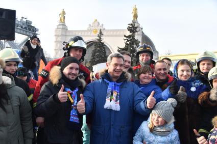 Москва. Начальник Главного управления МЧС России по  г. Москве Илья Денисов  ( в центре) во время флешмоба пожарных и спасателей `Растопим лед вместе!` на ВДНХ.