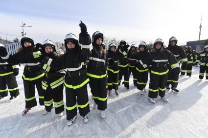 Москва.  Участники  флешмоба пожарных и спасателей МЧС России `Растопим лед вместе!` на катке `Ракета` на ВДНХ.