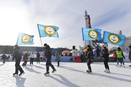 Москва.  Участники  флешмоба пожарных и спасателей МЧС России `Растопим лед вместе!` на катке `Ракета` на ВДНХ.