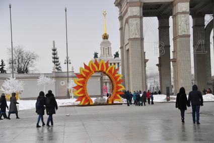 Москва.  Посетители у главного входа ВДНХ.