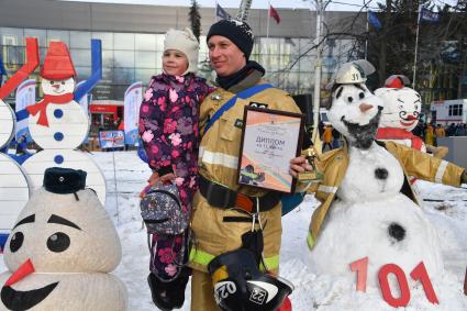 Москва.  Участник  флешмоба пожарных и спасателей МЧС России `Растопим лед вместе!` на ВДНХ.