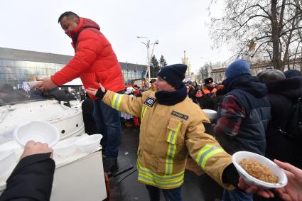 Москва. Посетители во время проведения `Кулинарного поединка МЧС`  в рамках флешмоба `Растопим лед вместе!`.