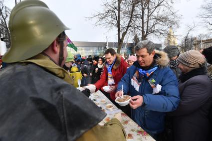 Москва. Чемпион мира фигурист Алексей Тихонов и начальник Главного управления МЧС России по  г. Москве Илья Денисов (слева направо) во время проведения `Кулинарного поединка МЧС`  в рамках флешмоба `Растопим лед вместе!`.