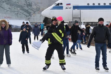 Москва.  Участники  флешмоба пожарных и спасателей МЧС России `Растопим лед вместе!` на катке `Ракета` на ВДНХ.