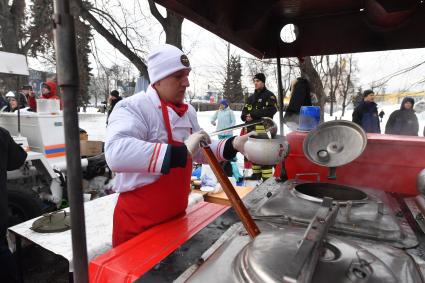 Москва. Посетители во время проведения `Кулинарного поединка МЧС`  в рамках флешмоба `Растопим лед вместе!`.