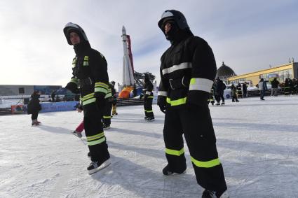 Москва.  Участники  флешмоба пожарных и спасателей МЧС России `Растопим лед вместе!` на катке `Ракета` на ВДНХ.