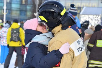 Москва.  На ВДНХ состоялся флешмоб пожарных и спасателей МЧС России `Растопим лед вместе!`.