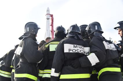 Москва. Участники флешмоба пожарных и спасателей МЧС России `Растопим лед вместе!` на катке `Ракета` на ВДНХ.