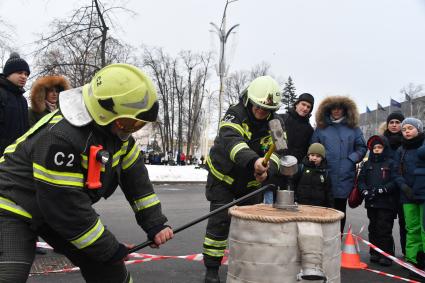 Москва. Участник флешмоба пожарных и спасателей МЧС России `Растопим лед вместе!` на ВДНХ.