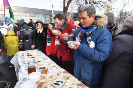 Москва. Чемпион мира фигурист Алексей Тихонов и начальник Главного управления МЧС России по  г. Москве Илья Денисов (слева направо) во время проведения `Кулинарного поединка МЧС`  в рамках флешмоба `Растопим лед вместе!`.