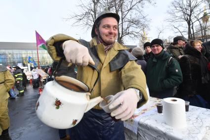 Москва.   Участники `Кулинарного поединка МЧС`, проведенного в рамках флешмоба `Растопим лед вместе!`