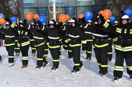 Москва.  На ВДНХ состоялся флешмоб пожарных и спасателей МЧС России `Растопим лед вместе!`.