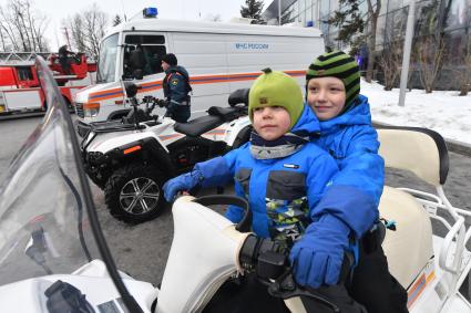 Москва.  Участник  флешмоба пожарных и спасателей МЧС России `Растопим лед вместе!` на ВДНХ.