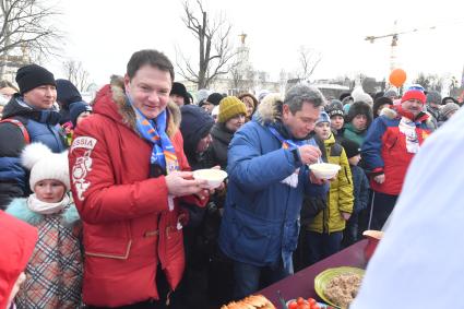 Москва. Чемпион мира фигурист Алексей Тихонов и начальник Главного управления МЧС России по  г. Москве Илья Денисов (слева направо) во время проведения `Кулинарного поединка МЧС`  в рамках флешмоба `Растопим лед вместе!`.