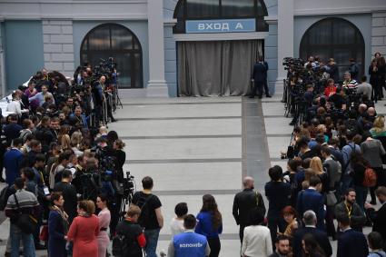 Москва. Журналисты и фотокорреспонденты еред началом оглашения ежегодного послания презилента России Федеральному Собранию в Гостином дворе.