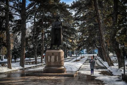 Казахстан, Алма-Ата. Памятник Бауыржану Момыш-улы - одному из 28 панфиловцев в парке имени 28 гвардейцев-панфиловцев.