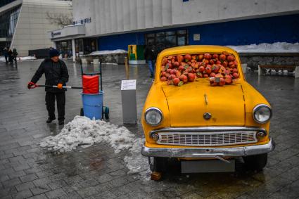 Казахстан, Алма-Ата. Арт-объект `Яблочный москвич` перед входом в магазин.