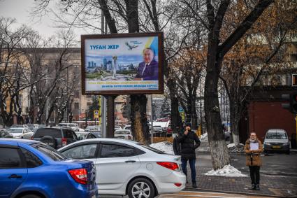 Казахстан, Алма-Ата. Прохожие на улице города.