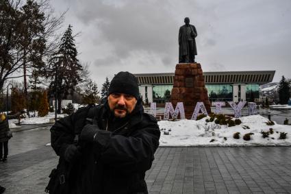 Казахстан, Алма-Ата. Корреспондент `Комсомольской правды` Дмитрий Стешин у памятника Абаю