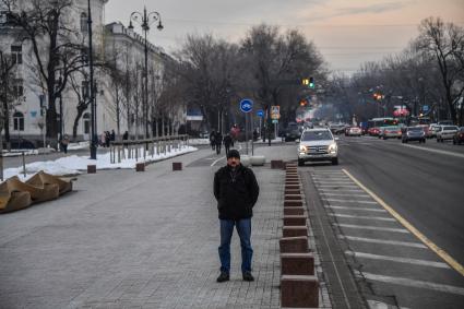 Казахстан, Алма-Ата. Корреспондент `Комсомольской правды` Дмитрий Стешин на улице города.