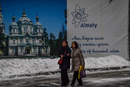 Казахстан, Алма-Ата. Женщины у Вознесенского собора Астанайской и Алматинской епархии Русской православной церкви.