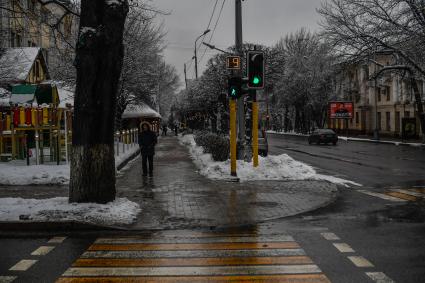 Казахстан, Алма-Ата. Прохожие на улице города.