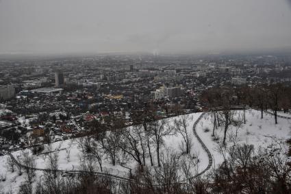 Казахстан, Алма-Ата. Вид на город со смотровой площадки на горе Кок-Тобе.