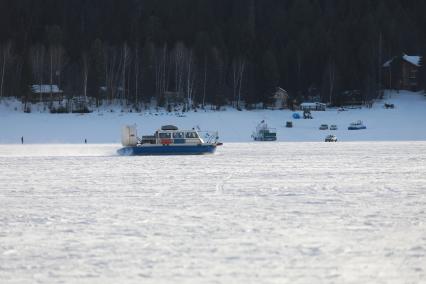 Красноярский край.  Катер на воздушной подушке на Красноярском водохранилище.