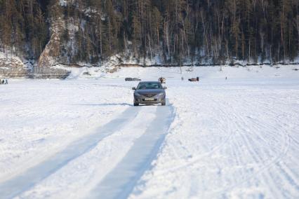 Красноярский край. Автомобиль едет по льду Красноярского водохранилища.