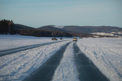 Красноярский край. Автомобиль едет по льду Красноярского водохранилища.